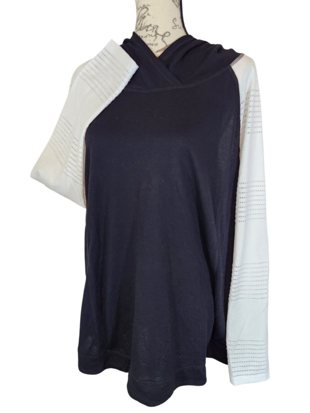 Livi Black & White Hooded Active LS Shirt 18/20